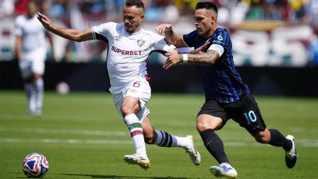 René, de Fluminense, marca al delantero argentino Lautaro Martínez, en el partido jugado el 30 de junio del 2025 y válido por el Mundial de Clubes.