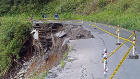 Pérdida de la mesa asfáltica en la vía Baeza - Papallacta este lunes 30 de junio del 2025