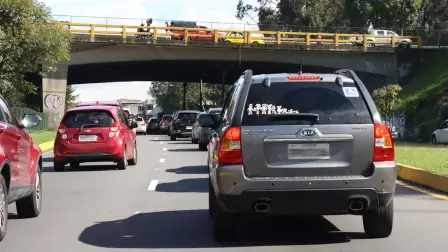 Los vehículos que deben acatar la medida son automóviles y motocicletas en Quito.