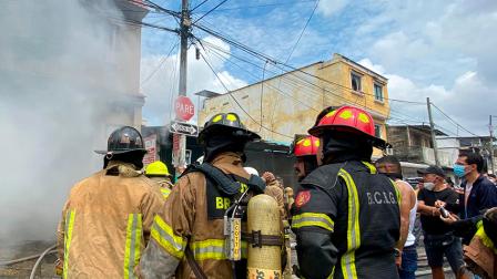 Bomberos de Guayaquil en el desempeño de sus funciones. Víctimas de robo y agresiones en Guayaquil.