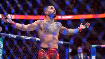 Ilia Topuria celebrando tras haber noqueado a Charles Oliveira en el evento estelar del UFC 317.
