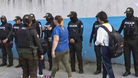 La Policía Nacional realiza controles en los exteriores de una unidad educativa en Guayaquil este miércoles 2 de julio del 2025.