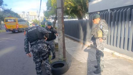 La policía Nacional encontró un artefacto explosivo en la av. Eloy Alfaro, en Quito.
