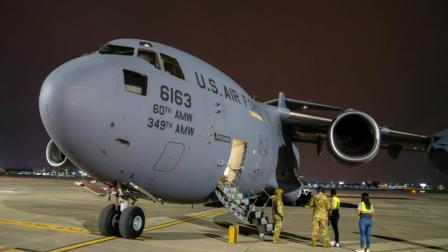 Ecuarorianos han sido deportados de Estados Unidos en aviones de la Fuerza Aérea de ese país.