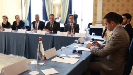 El presidente Daniel Noboa se reunió con empresarios en Italia para buscar inversiones en sectores estratégicos.