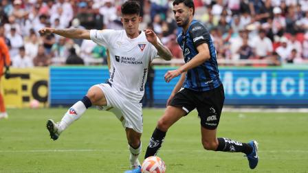 Gabriel Villamil, volante de Liga de Quito, disputa el esférico con Mateo Carabajal, defensa de Independiente del Valle, en un juego de la fecha 17 del Campeonato ecuatoriano.