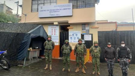 Personal de seguridad custodiando la cárcel de Bolívar.