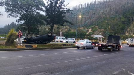Un automóvil volcado en la avenida Simón Bolívar la mañana de este jueves 3 de julio del 2025.