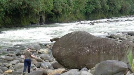 Pobladores observaron manchas de crudo en el río Quijos, en Napo, este jueves 3 de julio del 2025.