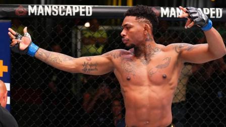 Michael Morales celebrando en el octágono de la UFC, tras ganar su enfrentamiento.