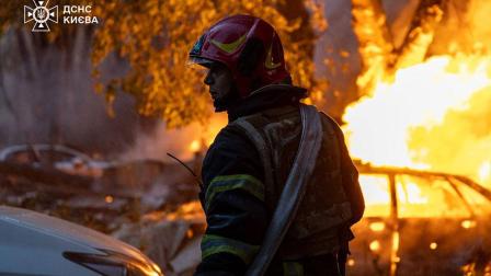 Un bombero de Ucrania trabaja para apagar el fuego tras un ataque de Rusia.