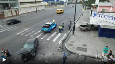Una camioneta chocó en contra un local comercial en el centro de Guayaquil este viernes 4 de julio del 2025.