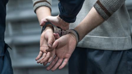 Una persona fue detenida el momento en que intentaba venderle la droga a un cliente.