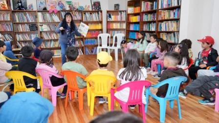 Niños aprenden durante un club de lectura en el Centro Cultural Benjamín Carrión.