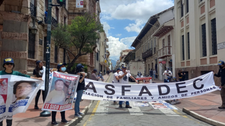 Asfadec realiza plantones para exijir a las autoridades celeridad en las investigaciones y búsquedas efectivas de las personas desaparecidas en Ecuador.