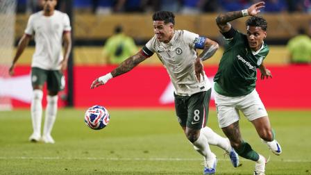 Enzo Fernández, volante argentino de Chelsea, escapa de la marca del colombiano Richard Rios, de Palmeiras, en el partido de cuartos de final jugado en Filadelfia.