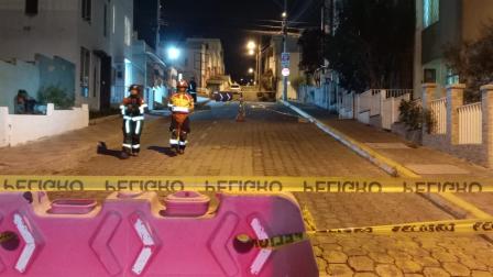 La zona donde se encontró el socavón en el norte de Quito se cerró al paso vehicular y peatonal este viernes 4 de julio del 2025.