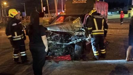 Bomberos acudieron a atender la emergencia y socorrer a las personas afectadas por un siniestro de tránsito en Cayambe.