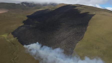 La magnitud del incendio en el cerro Sincholagua alertó a las entidades de emergencia
