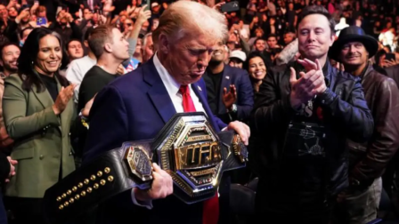 Donald Trump sosteniendo un campeonato de la UFC en un evento de la organización.
