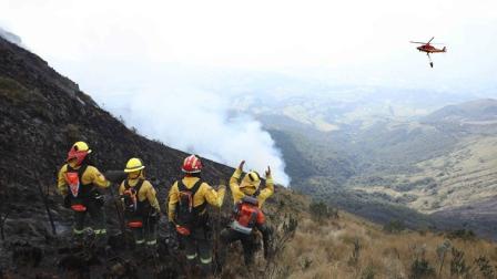 El Cuerpo de Bomberos se desplegó al cerro Sincholagua para sofocar un incendio forestal que inició el domingo 6 de julio del 2025