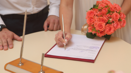 Una pareja puede firmar capitulaciones previo al matrimonio para separar sus bienes.