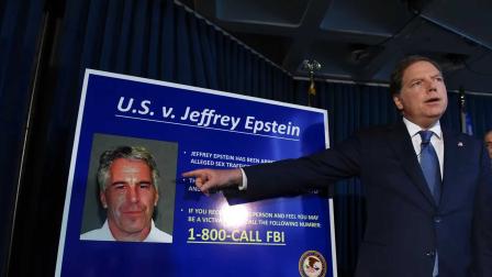 Vista de un cartel con la fotografía del fallecido financiero Jeffrey Epstein.