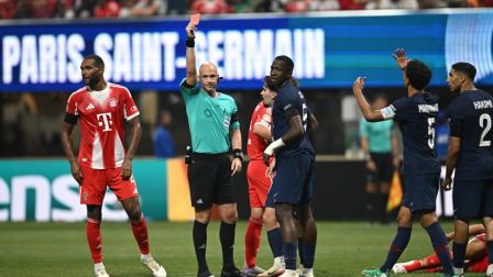 Willian Pacho recibió una tarjeta roja en el partido del PSG ante el Bayern Múnich por el Mundial de Clubes, el 5 de julio de 2025.