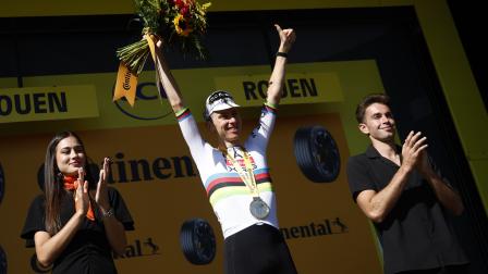 El ciclista esloveno Tadej Pogacar del equipo UAE Team Emirates celebra en el podio tras ganar la 4ª etapa de la carrera ciclista Tour de Francia, de 174,2 km desde Amiens hasta Rouen, Francia, 08 de julio de 2025.