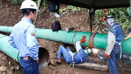Un equipo técnico elabora una variante del SOTE en la zona de río Loco, en Napo.
