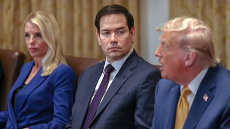 La fiscal general de Estados Unidos, Pam Bondi (izq.), y el secretario de Estado de Estados Unidos, Marco Rubio (centro), escuchan las palabras del presidente de Estados Unidos, Donald J. Trump, durante una reunión de gabinete en la Sala del Gabinete de la Casa Blanca, en Washington, D.C., EE.UU., este 8 de julio de 2025.