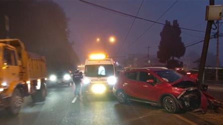 Un vehículo rojo impactó contra un poste en la Autopista General Rumiñahui, en Quito.