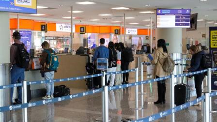 Personas hacen fila en la zona de Migración en el Aeropuerto Mariscal Sucre de Quito.