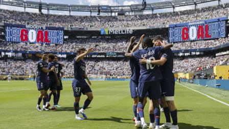 Los jugadores del Paris Saint Germain celebran una de las anotaciones de Fabián Ruiz, en la contundente victoria del cuadro parisino sobre el Real Madrid, en el Mundial de Clubes.
