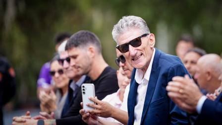Edgardo Bauza junto a su hijo Maximiliano (izquierda) durante el homenaje realizado por la directiva de Liga de Quito, en la jornada del 9 de julio del 2025.