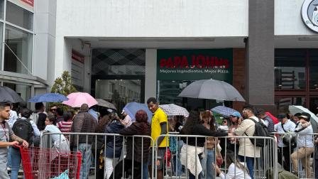Decenas de personas hacen fila en los exteriores de un centro comercial en Quito este jueves 10 de julio del 2025 para comprar entradas al concierto de Shakira.