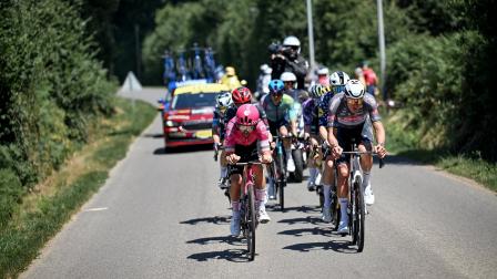 Ciclistas del Tour de Francia 2025 en plena competencia.