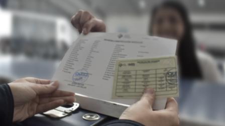 La Policía allanó una vivienda de Guayaquil donde se falsificaban documentos de tránsito de 24 agencias.