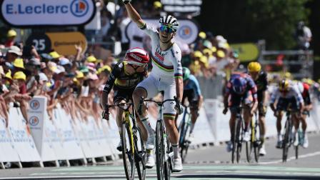El ciclista esloveno Tadej Pogacar del equipo UAE Team Emirates celebra tras ganar la 7ª etapa de la carrera ciclista Tour de Francia, de 197 km desde Saint-Malo hasta Mûr-de-Bretagne, Francia, 11 de julio de 2025.