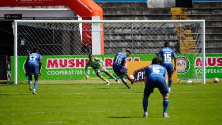 Palacios, jugador de Universidad Católica anota un gol de penal ante Mushuc Runa.