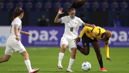 Jessy Caicedo (d) de Ecuador disputa un balón con Belén Aquino de Uruguay este viernes, en un partido de la Copa América Femenina entre Ecuador y Uruguay en el estadio de Independiente del Valle.
