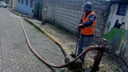 Se habilitan cinco hidrantes de agua en el sur de Quito para abastecer a la ciudadanía.