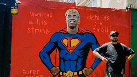 Lamine Yamal, jugador del FC Barcelona es pintado como superhéroe horas antes de su cumpleaños.