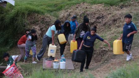 Moradores del sur de Quito se abastecen de agua de tanqueros. 11 de julio del 2025.