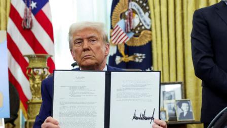 El presidente de Estados Unidos, Donald Trump, sostiene la orden ejecutiva sobre el aumento de los aranceles, en Washington D.C., Estados Unidos,
