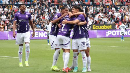 Festejo de los jugadores de Liga de Quito en el triunfo ante Emelec en el estadio Rodigo Paz Delgado.