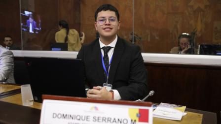 Dominique Serrano, asambleísta de ADN, enfrenta una sanción en la Asamblea Nacional.