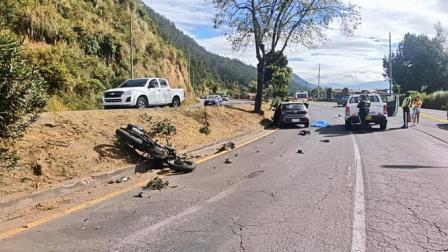 Un auto y una moto se chocaron en la Simón Bolívar, en Quito. Dos carriles de circulación se cerraron por la emergencia.