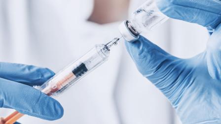 La castración química consiste en el uso de sustancias químicas o medicamentos para detener la producción de hormonas sexuales.