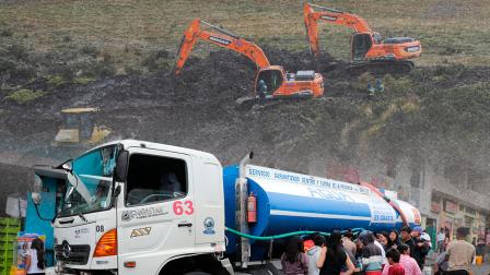 Maquinaria del Municipio de Quito trabaja en la zona donde se produjo daño en tubería en La Mica. En el sur de Quito se reparte agua en tanqueros